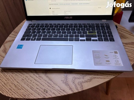 Asus fehér laptop