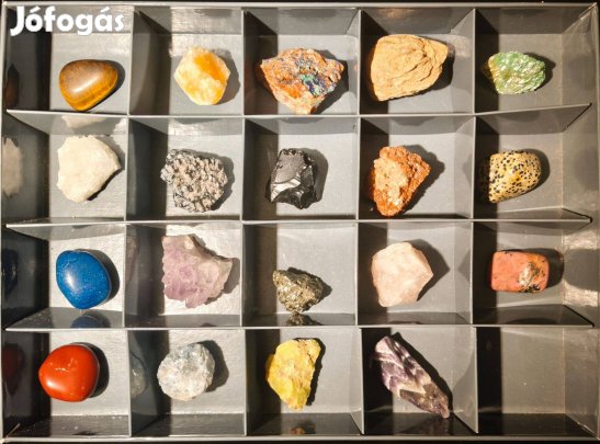 Ásványok, dobozban, újságokkal
