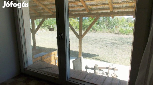 Aszfaltos út mellett tanya eladó