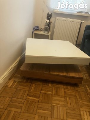 Aszimmetrikus, forgatható dohányzóasztal