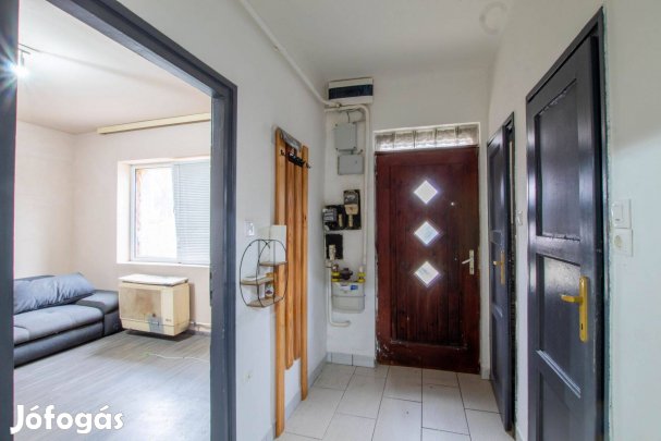 Aszódi utcai lakótelepen kertes, másfél szobás lakás gk. beállóval