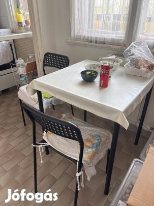 Asztal 2 székkel