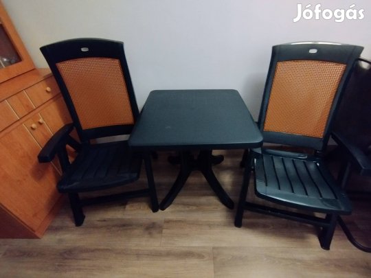 Asztal 2 székkel eladó
