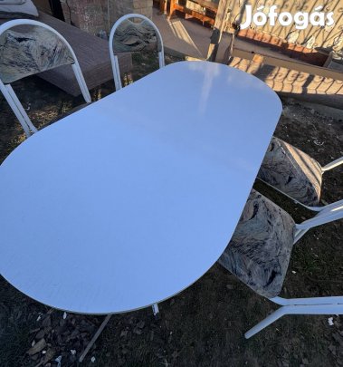 Asztal 4 székkel