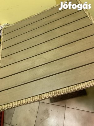 Asztal Ikeás termék  rattan és kő lap