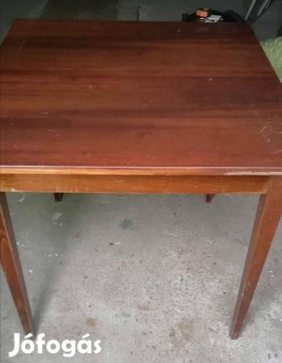 Asztal (78x78x 76 cm) jó állapotban eladó Nyíregyházán