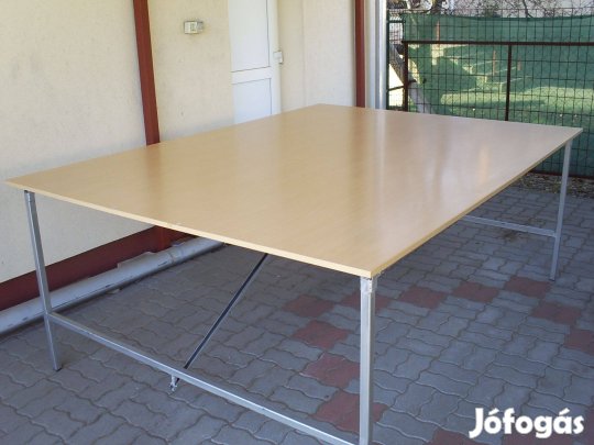 Asztal, nagy méretű, szabászatra, válogatóba, stb, eladó
