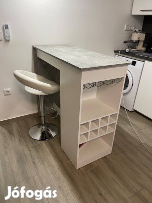 Asztal és két bárszék