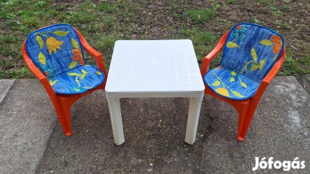 Asztal és szék párnákkal gyerekeknek