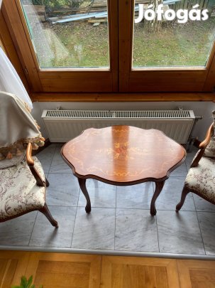 Asztal két fotellel