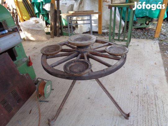 Asztal lőcsös kocsi kerék lőcsöskocsi kerék asztal