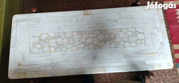 Asztal márványlappal