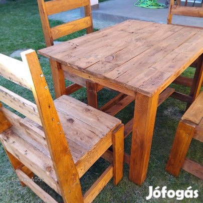 Asztal négy székkel