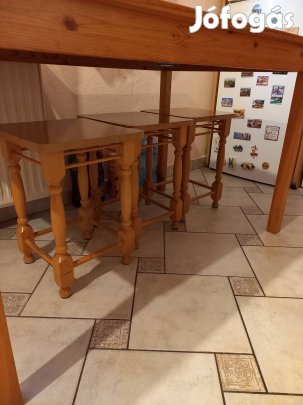 Asztal négy székkel eladó! 