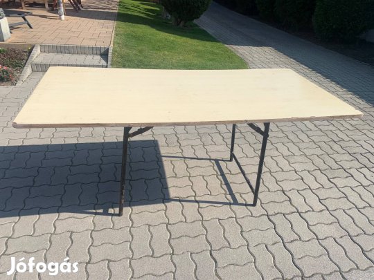Asztal összecsukható lábakkal