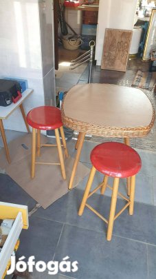 Asztal székekkel 