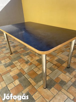 Asztal szép állapotú