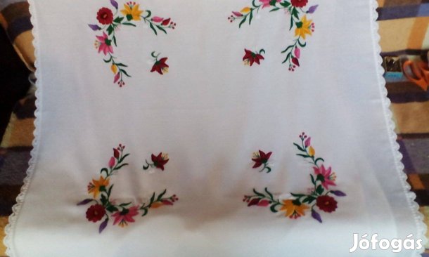 Asztal terítő fehér, színesen hímzett 90*90 cm - új