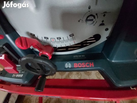 Asztali körfűrészgép állványával