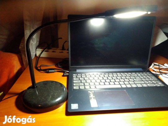 Asztali lámpa erős fénnyel