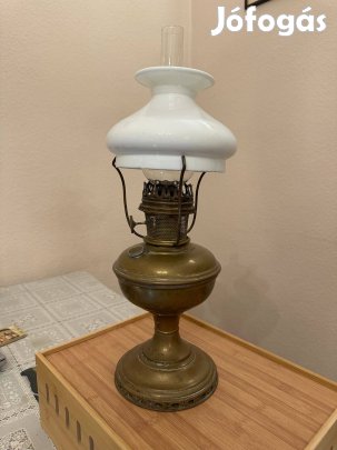 Asztali opálbúrás , múlt század eleji petróleumlámpa eladó