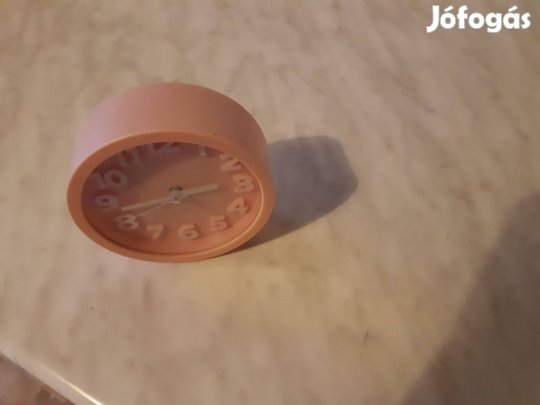 Asztali óra elemmel működik