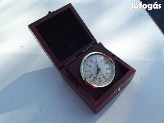 Asztali óra fa dobozban