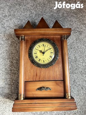 Asztali óra fa tokban
