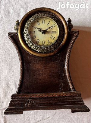 Asztali óra fa tokban