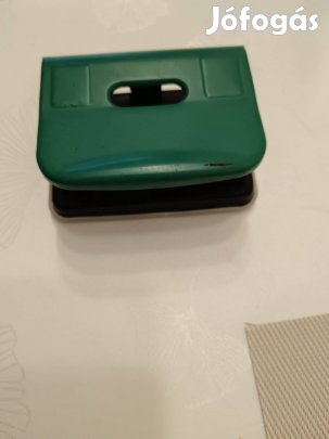 Asztali papirlyukasztógép 