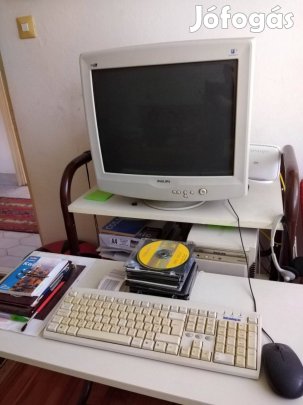 Asztali számítógép monitorral, billentyűzettel