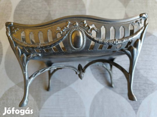 Asztalközepi fém kínálótál