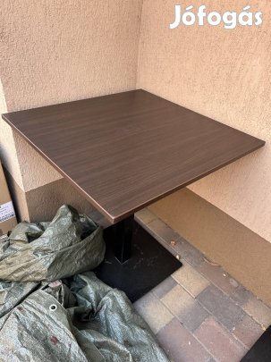 Asztalok, eszközök, tányérok,dekoráció,poharak stb