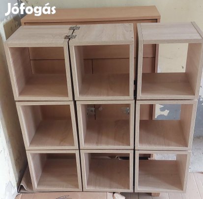 Asztalos által készített egyedi fali polc