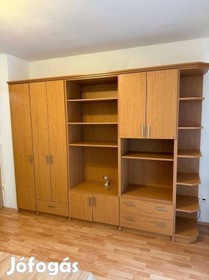 Asztalossal készített szekrénysor házhoz szállítva