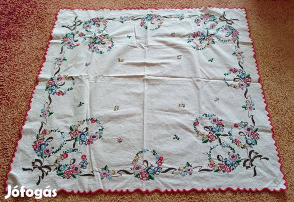 Asztalterítő - kézi hímzéssel