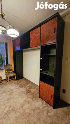 Áthidalós szerkénysor, vitrinnel, akasztós, polcos, fiókos részekkel