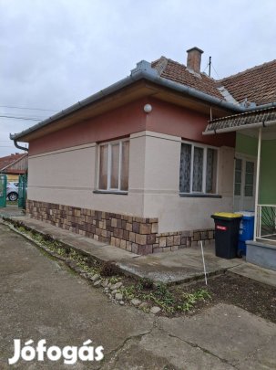 Atkáron a Fő út mellett