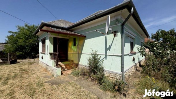 Átlagos állapotú családi ház Gesztely rendezett utcájában  formálja