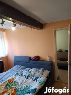 Átlagos állapotú vegyesépítésű ház eladó