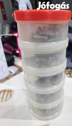 Átlátszó műanyag hengerekből álló tároló csavarokkal