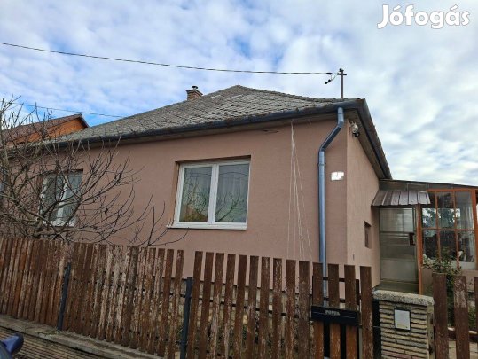 Attalán masszív kockaház