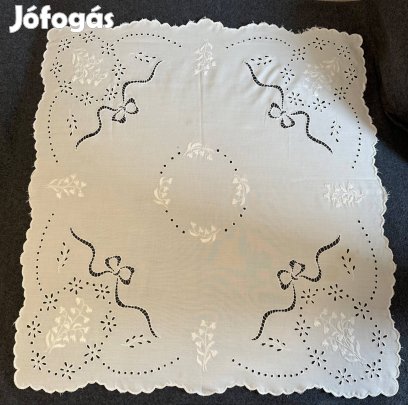Áttört hímzéses terítő (2 db)