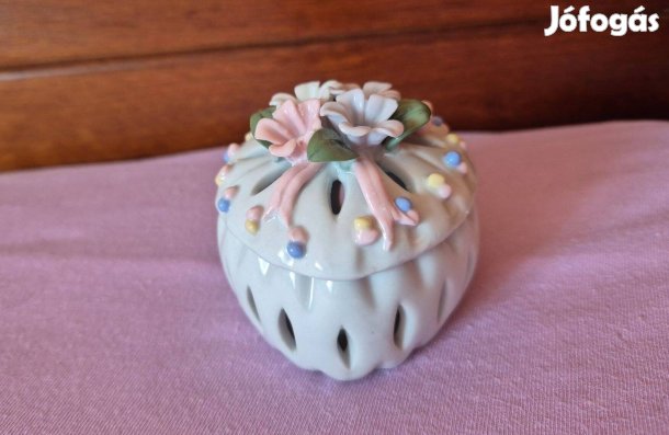 Áttört porcelán virágos ékszertartó / bonbonier szív alakú