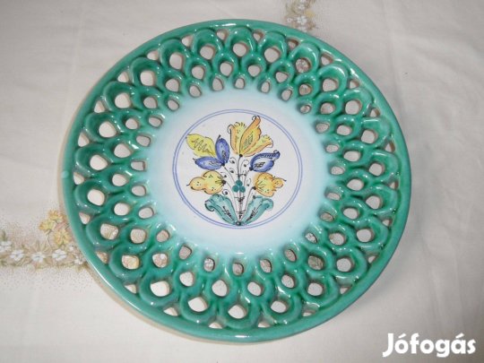 Áttört szélű habán porcelán falitányér
