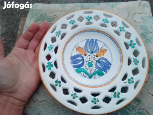 Áttört virágos habán mintás kerámia tál, falidísz