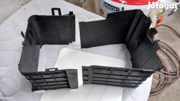 Audi A3 8P akkumulátor tartókeret burkolat