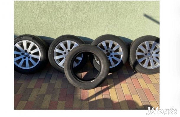 Autó felni gumikkal