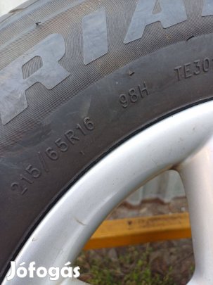 Autó gumiabroncs 215/65R16