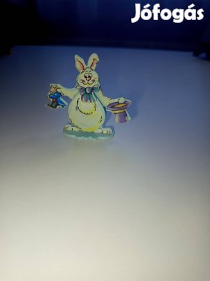 Autóba egyensúlyozó libegő nyúl 